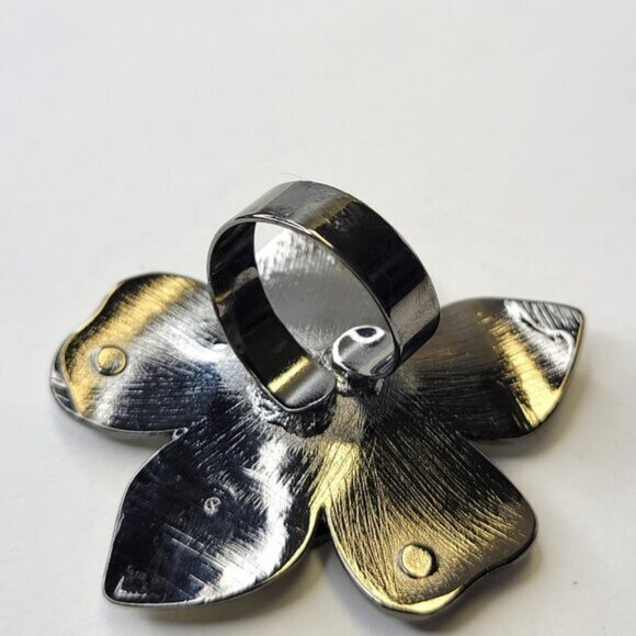 Statement Flower Stretch Ring, White Flower Enamel Adjustable Ring, Floral Ring - Picture 6 of 9